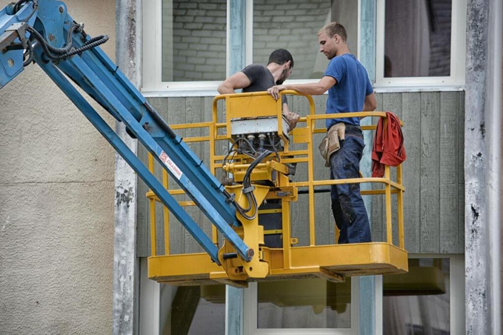 Postępy w pracach renowacyjnych przy elewacji wieży
